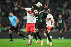 Защитник «Спартака» Кристофер Ву борется за мяч с форвардом «Краснодара» Джоном Кордобой &copy;&nbsp;Скриншот публикации в телеграм-канале ФК &laquo;Краснодар&raquo;, t.me/fckrasnodar