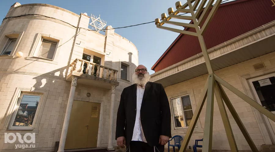 Юрий Ткач во дворе синагоги на улице Кузнечной &copy;&nbsp;Фото Елены Синеок, Юга.ру