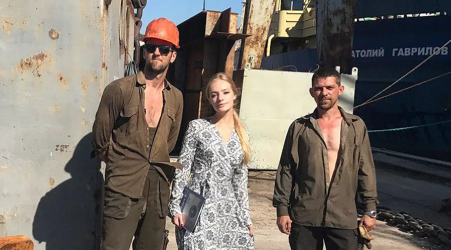 Елизавета Пескова с рабочими судоремонтного завода «Южный» &copy;&nbsp;Фото из аккаунта Елизаветы Песковой в Instagram, instagram.com/stpellegrino