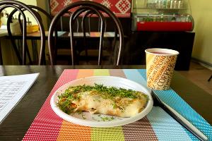 Блин «Муромский» и ягодный морс в кафе «Ладушка» © Фото Леси Шубиной, Юга.ру