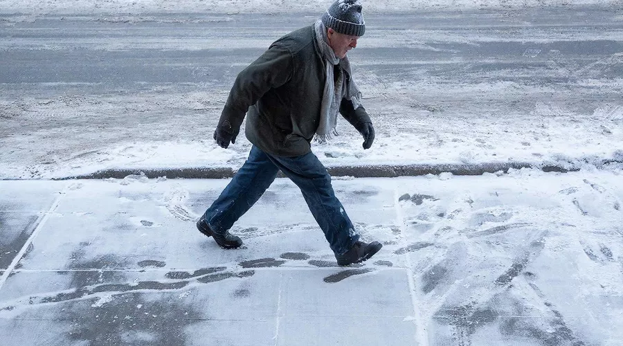 скользко  &copy;&nbsp;Изображение сгенерировано нейросетью Gigachat