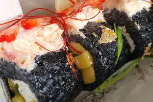 Роллы &laquo;Атлантика&raquo; с сусальным золотом в &laquo;Карамбе&raquo; &copy;&nbsp;Фото Марины Солошко, Юга.ру