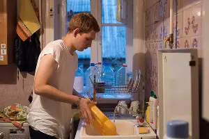 Валера на занятии в тренировочной квартире &copy;&nbsp;Фото Елены Синеок, Юга.ру