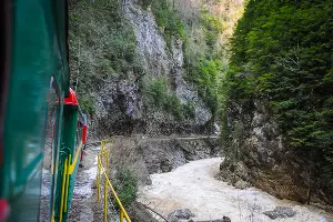 За снегом на Volkswagen Teramont. Гуамское ущелье &copy;&nbsp;Фото Елены Синеок, Юга.ру