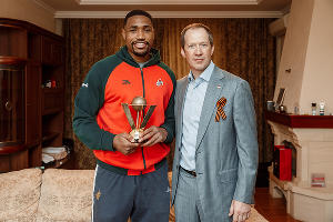 Кевин Джонс и Андрей Ведищев © Фото с официального сайта ПБК «Локомотив-Кубань», lokobasket.com