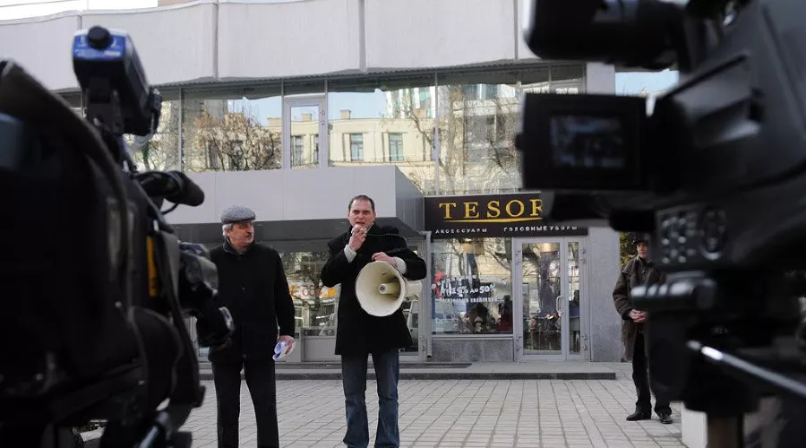 КПРФ провела в Краснодаре акцию "Пятого в пять приходите рассказать" &copy;&nbsp;Елена Синеок. ЮГА.ру