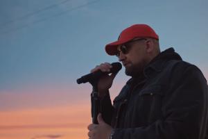 Кадр из клипа Басты к треку «На заре («Альянс» Cover)» © Скриншот видео на ютуб-канале Gazgolder