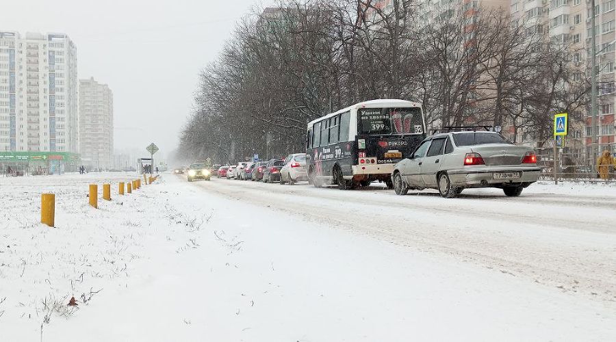Пробки 9 баллов: в Краснодаре выпал первый снег