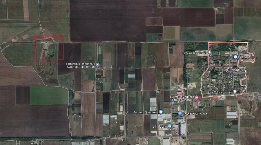 Справа — поселок Победитель, слева — желтое озеро, рядом с которым находится незаконная свалка © Скриншот сайта Google Maps, www.google.com/maps/place