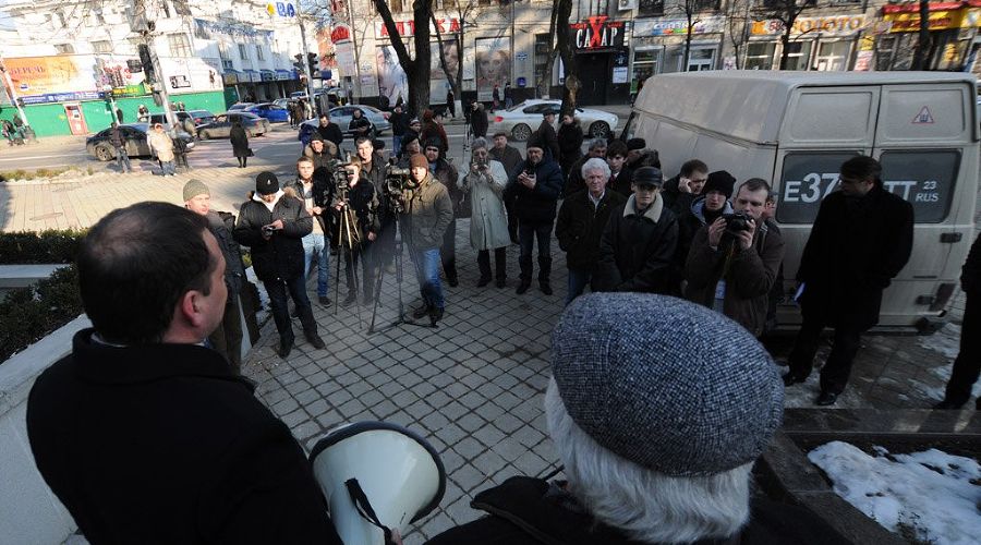 КПРФ провела в Краснодаре акцию "Пятого в пять приходите рассказать" © Елена Синеок. ЮГА.ру