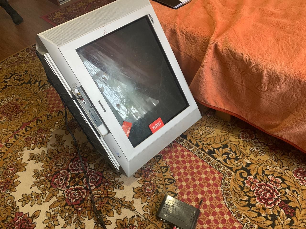 Mirror упал телевизор. Упал телевизор. Телевизор Крым. Фото телевизор упал. Mystery телевизор разбился.
