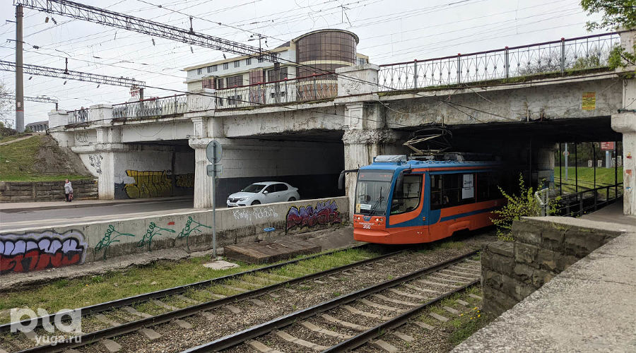 Трамвай под Вишняковским виадуком © Фото Антона Быкова, Юга.ру