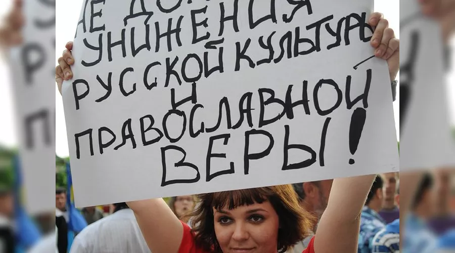 Акция протеста против Марата Гельмана перед открытием выставки Icons &copy;&nbsp;Елена Синеок. ЮГА.ру