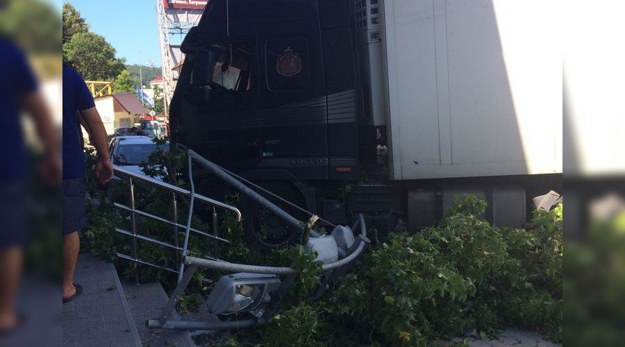  &copy;&nbsp;Фото из группы &laquo;ВКонтакте&raquo; &laquo;ДТП и ЧП | Сочи&raquo;, vk.com/info_sochi