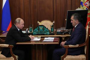 Владимир Путин и Юнус-Бек Евкуров © Фото с сайта kremlin.ru
