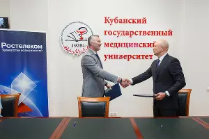 Ректор КубГМУ Сергей Алексеенко и директор по работе с корпоративным и государственным сегментами Краснодарского филиала «Ростелекома» Дмитрий Сопинский &copy;&nbsp;Фото предоставлено пресс-службой ПАО &laquo;Ростелеком&raquo;