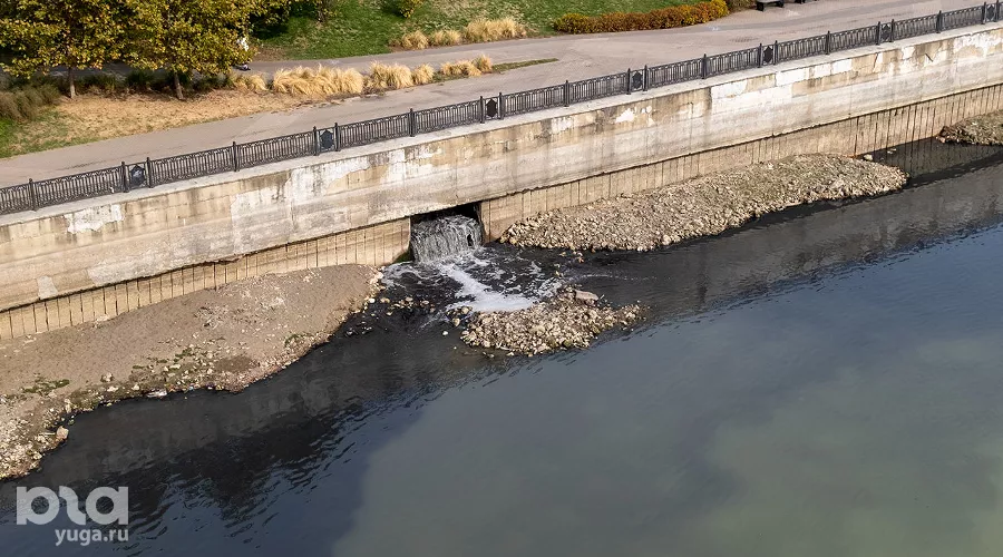 Канализационные стоки вокруг Тургеневского моста &copy;&nbsp;Фото Александра Гончаренко, Юга.ру