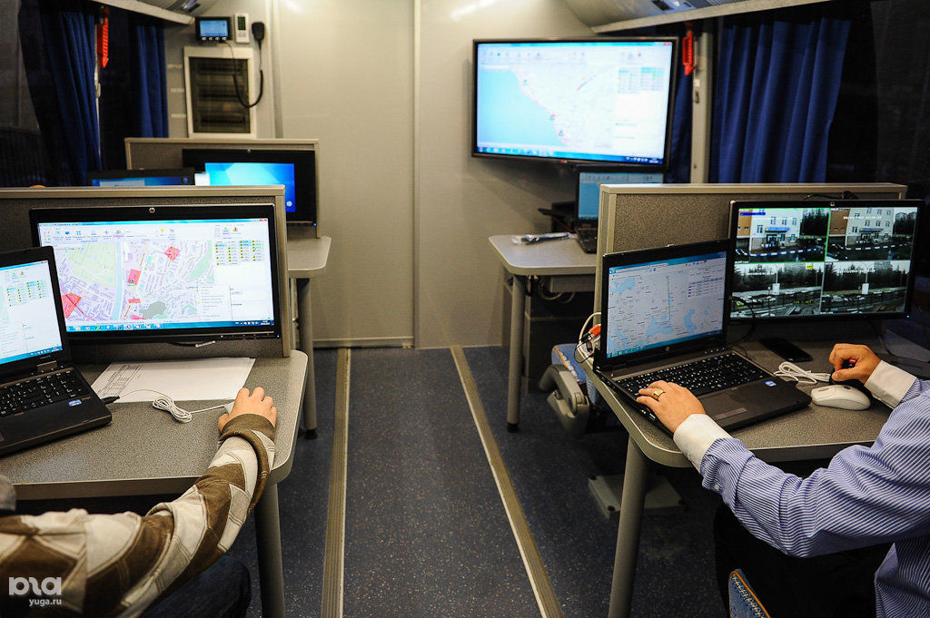 Мобильная диспетчерская. Диспетчерская. Диспетчерский центр. Система 112 в еддс. Диспетчер 112 мчс.