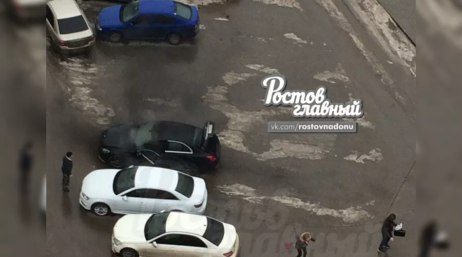 Пострадавший рядом с машиной &copy;&nbsp;Фото из группы vk.com/rostovnadonu