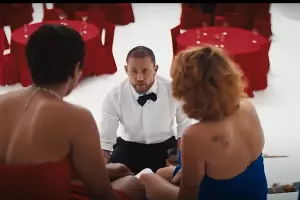 Кадр из трейлера к фильму «Моргни дважды» &copy;&nbsp;Скриншот видео с YouTube-канала FRESH Trailers