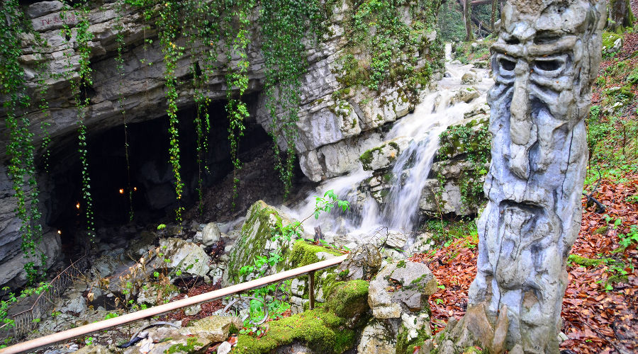 Вход в Воронцовские пещеры © Фото с сайта wikimedia.org
