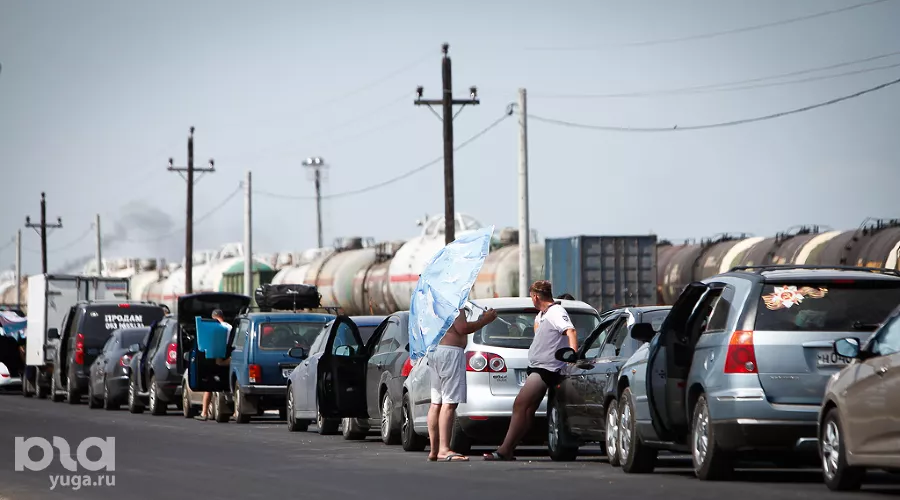 30-часовая пробка на переправе в Крым &copy;&nbsp;Влад Александров, ЮГА.ру