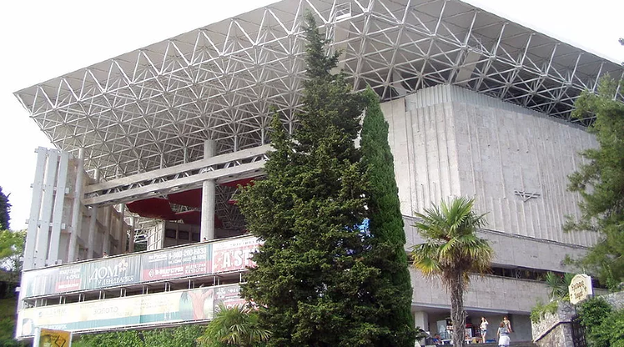 Концертный зал «Фестивальный» в Сочи &copy;&nbsp;Фото с сайта wikimedia.org