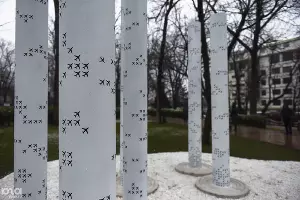 Открытие современной скульптуры &laquo;Столпы&raquo; в Вишняковском сквере Краснодара &copy;&nbsp;Фото Елены Синеок, Юга.ру