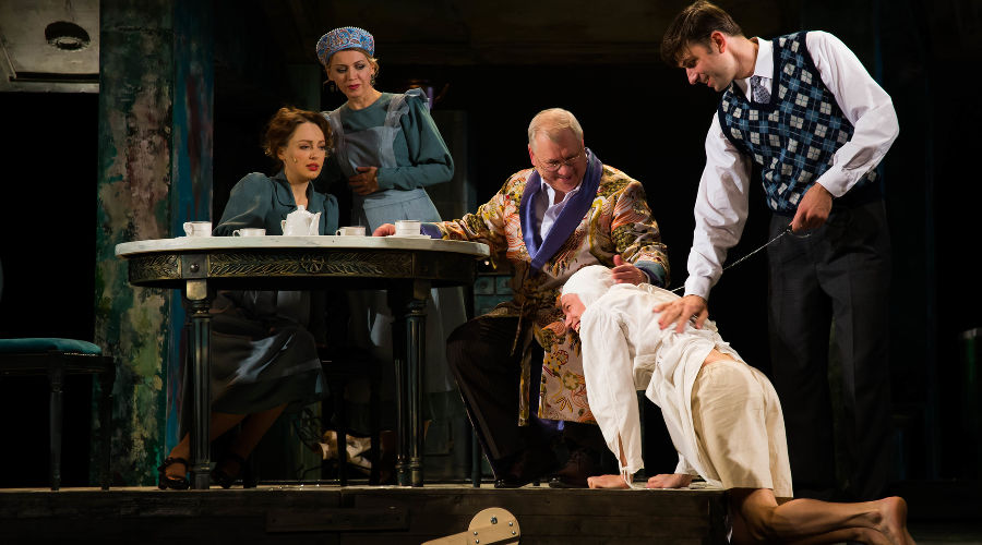 Кадр из спектакля «Собачье сердце» © Фотография предоставлена пресс-службой Краснодарского театра драмы