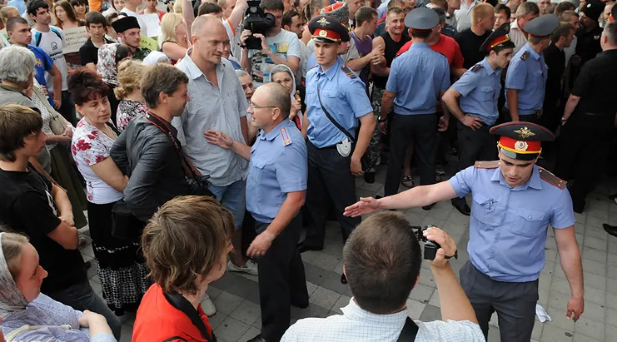 Акция протеста против Марата Гельмана перед открытием выставки Icons &copy;&nbsp;Елена Синеок. ЮГА.ру