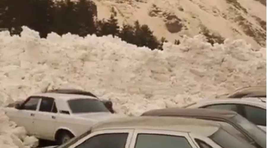 Сход лавины в Азау &copy;&nbsp;Скриншот из видео из аккаунта instagram.com/snow_elbrus