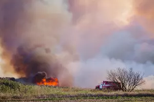 Добровольные пожарные тушат пожар в Могукоровке &copy;&nbsp;Фото Алисы Пелешенко, группа &laquo;Добровольные пожарные Кубани&raquo;