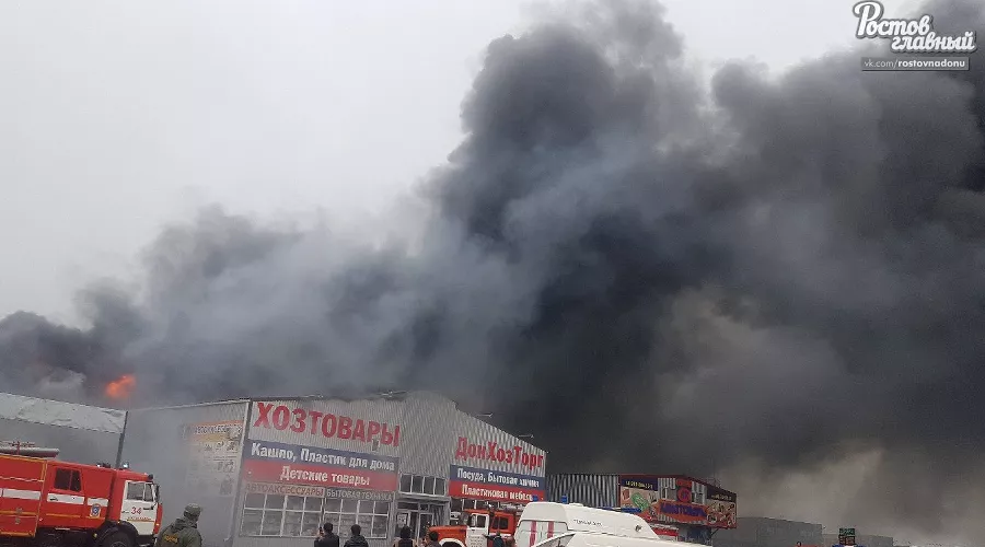 Пожар на рынке «Атлант» &copy;&nbsp;Фото очевидцев из группы vk.com/rostovnadonu