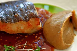 Дикая треска, пюре из запеченных яблок, горчичный соус с лаймом &copy;&nbsp;Фото Марины Солошко, Юга.ру