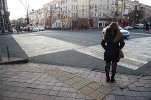 Тактильная плитка на перекрестке улиц Мира и Красная  &copy;&nbsp;Фото Елены Синеок, Юга.ру