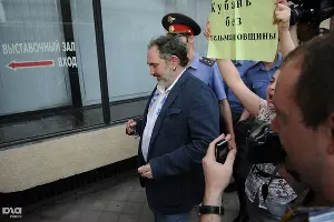 Акция протеста против Марата Гельмана перед открытием выставки Icons &copy;&nbsp;Елена Синеок. ЮГА.ру