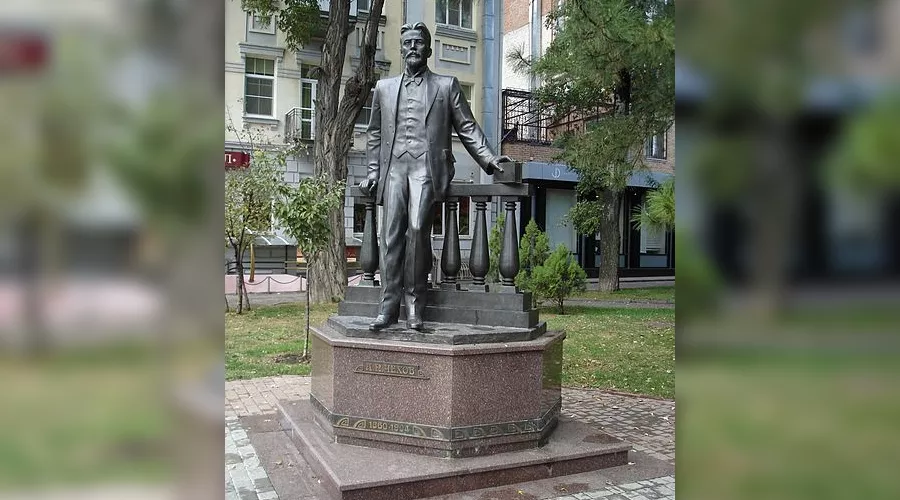 Памятник А.П.Чехову в Ростове-на-Дону &copy;&nbsp;Фото с сайта wikipedia.org