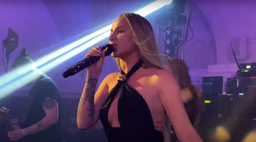 Анна Асти на открытии бара «Сплетни» в Санкт-Петербурге &copy;&nbsp;Скриншот видео с YouTube-канала &laquo;Передача  До 17 и старше&raquo;