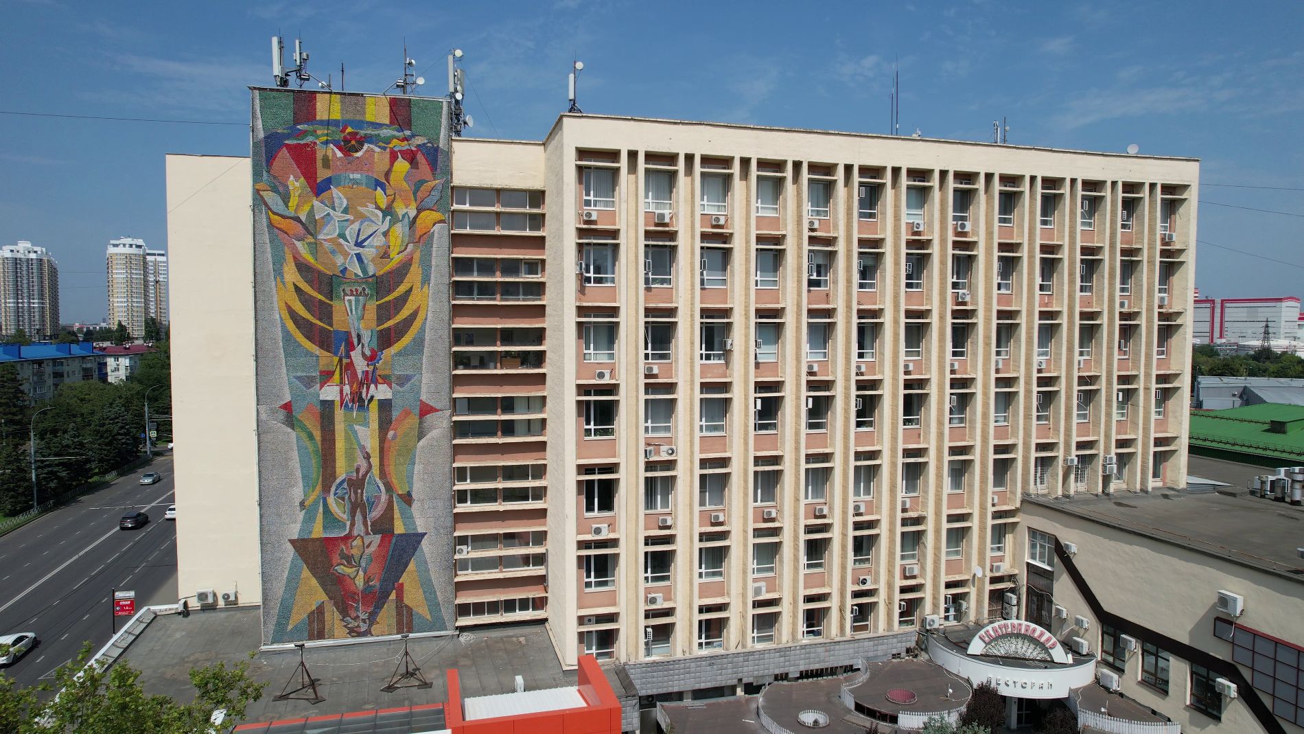 Мозаика на фасаде здания НЭСКа, улица Старокубанская, 114 © Фото Валерия Годадзе