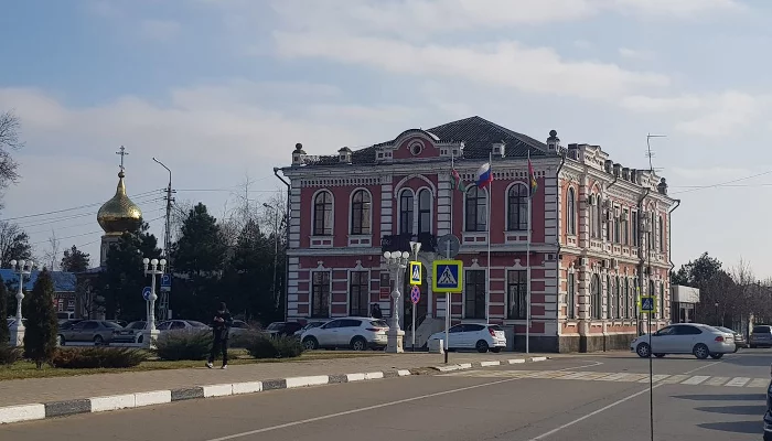 Здание администрации Полтавского сельского поселения. Слева купол часовни-памятника &copy;&nbsp;Фото Нины Шилоносовой