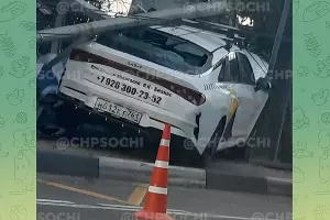 Последствия ДТП в Сочи, в районе Зелёной рощи, 2 января 2023 г. &copy;&nbsp;Скриншот видео телеграм-канала &laquo;ЧП Сочи&raquo;, t.me/chp_sochi