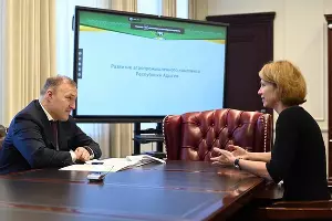 Глава Адыгеи Мурат Кумпилов и первый заместитель Минсельхоза России Оксана Лут &copy;&nbsp;Фото Алексея Гусева