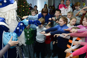 Новогодний праздник фонда "Синяя птица" для детей-инвалидов  © ЮГА.ру
