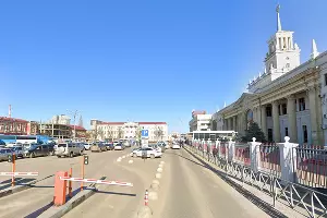 Привокзальная площадь Краснодара. С 22 сентября 2025 г. будет закрыта на ремонт полоса справа (та, что не закрыта шлагбаумами) &copy;&nbsp;Скриншот сайта Google.com/maps