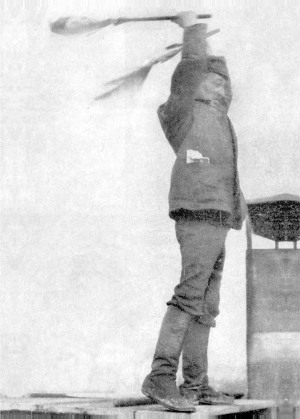 Арсений Авраамов исполняет &laquo;Симфонию гудков&raquo; в Москве (1923), автор фото неизвестен, общественное достояние