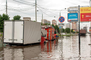 Последствия ливня на улице Московской &copy;&nbsp;Фото Дмитрия Пославского, Юга.ру
