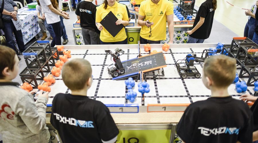 Момент робототехнических соревнований в дисциплине Vex © Фото пресс-службы Фонда «Вольное дело»