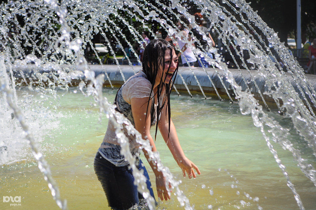 Сайт мокрая. Фотосессия девушка под дождем. Девушка в мокром платье. Мокрые футболки. Девушка дождь.