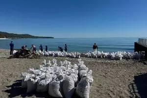 Сбор загрязненного грунта на побережье Туапсе &copy;&nbsp;Фото телеграм-канала Оперативного штаба Краснодарского края