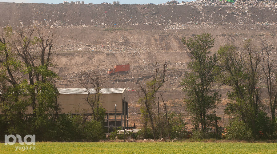 Сортировочный комплекс на фоне мусорного полигона под Краснодаром © Фото Александра Гончаренко, Юга.ру